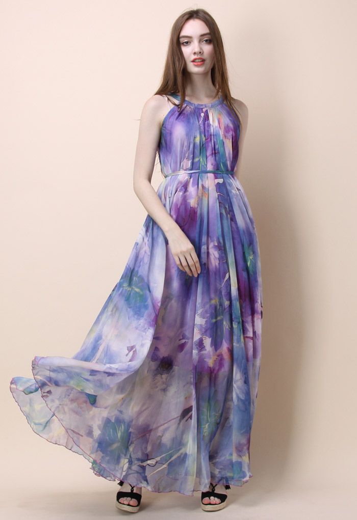 Langes Kleid mit lila Blumenaquarellen