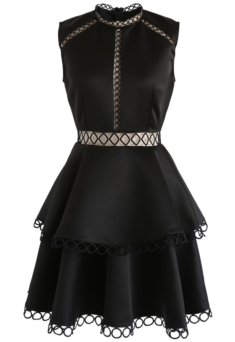 Zeigen Sie Ihre Eleganz - Ärmelloses schwarzes Kleid mit Ausschnitt