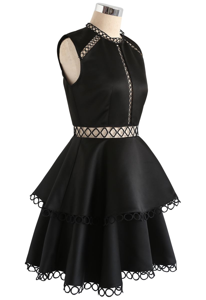Zeigen Sie Ihre Eleganz - Ärmelloses schwarzes Kleid mit Ausschnitt