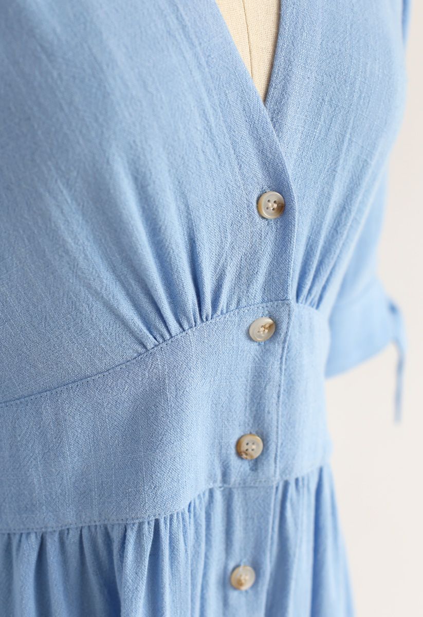 Sommeredition  Blaues Kleid mit V-Ausschnitt und Knopfverschluss