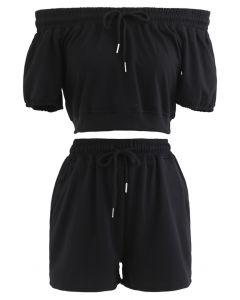 Conjunto de shorts y top corto con cordón y hombros descubiertos en negro