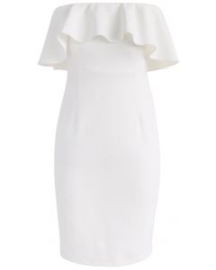Schönes trägerloses Kleid mit weißen Rüschen