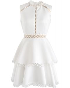 Zeigen Sie Ihre Eleganz - Weißes ärmelloses Kleid mit Ausschnitt