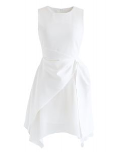 Ärmelloses Kleid mit asymmetrischem Saum in Weiß