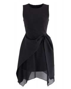 Ärmelloses Kleid mit asymmetrischem Saum in Schwarz